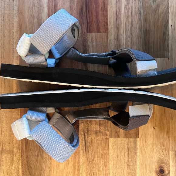 TEVA Men’s Sandals - Size 10 - worn once - Picture 3 of 4